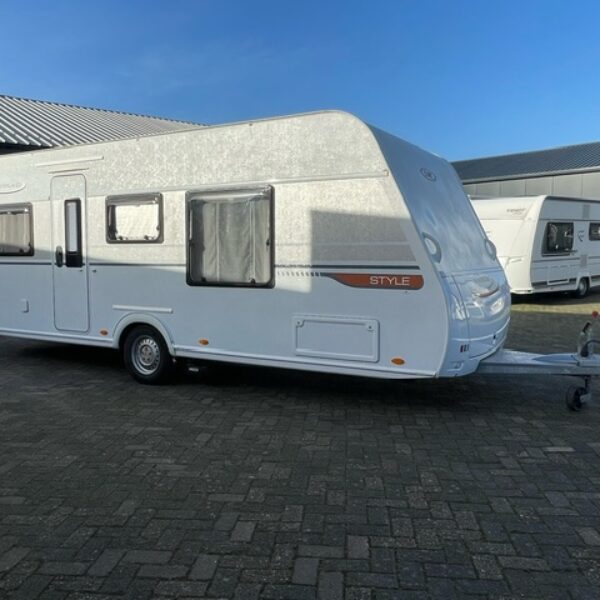 LMC Style 450D bj. 2015,MOVER NIEUWE ZAKLUIFEL EN QUEENSBED